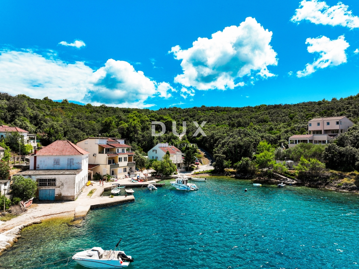 DUGI OTOK - gradbeno zemljišče prva vrsta do morja