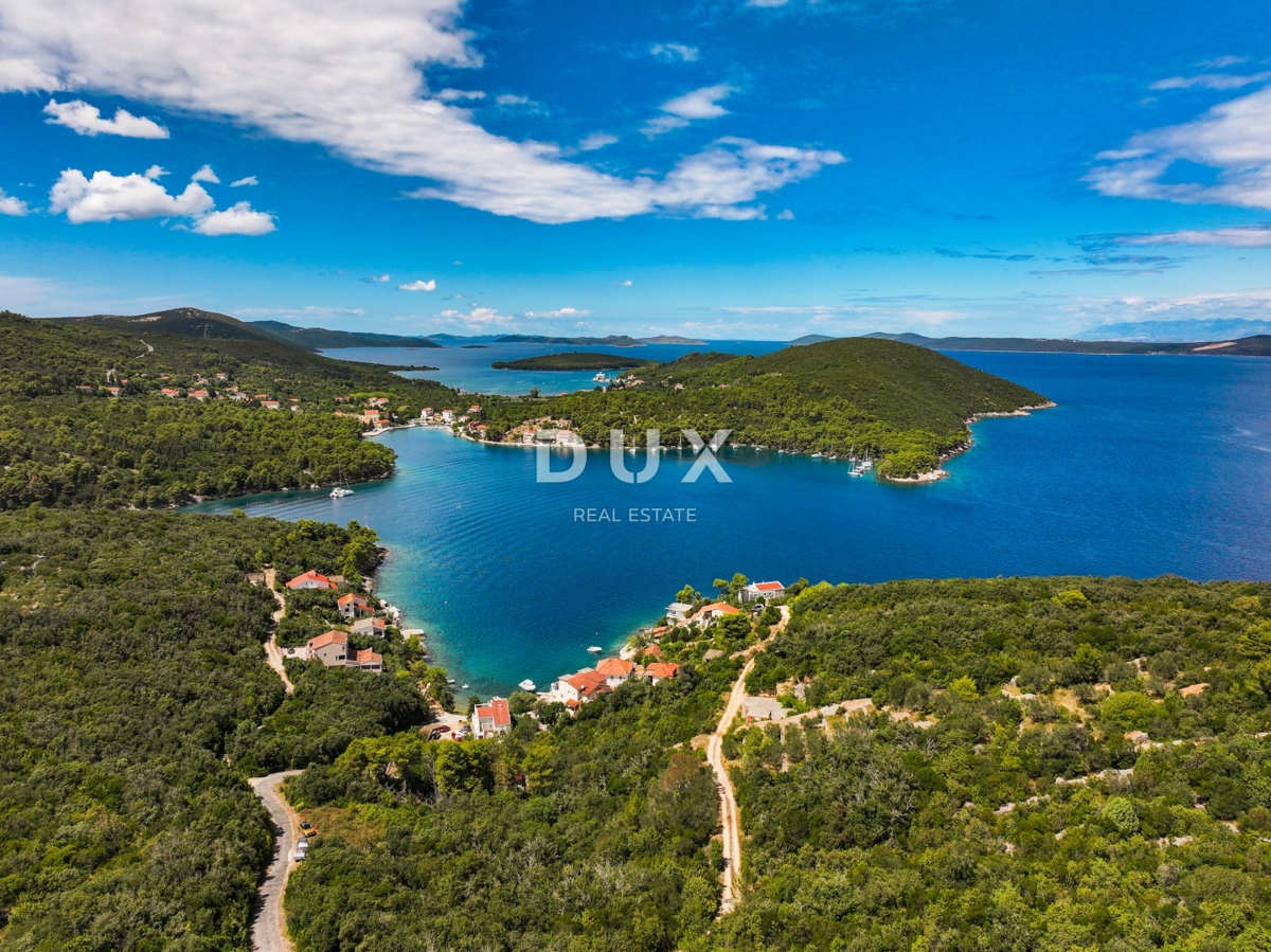DUGI OTOK - gradbeno zemljišče prva vrsta do morja
