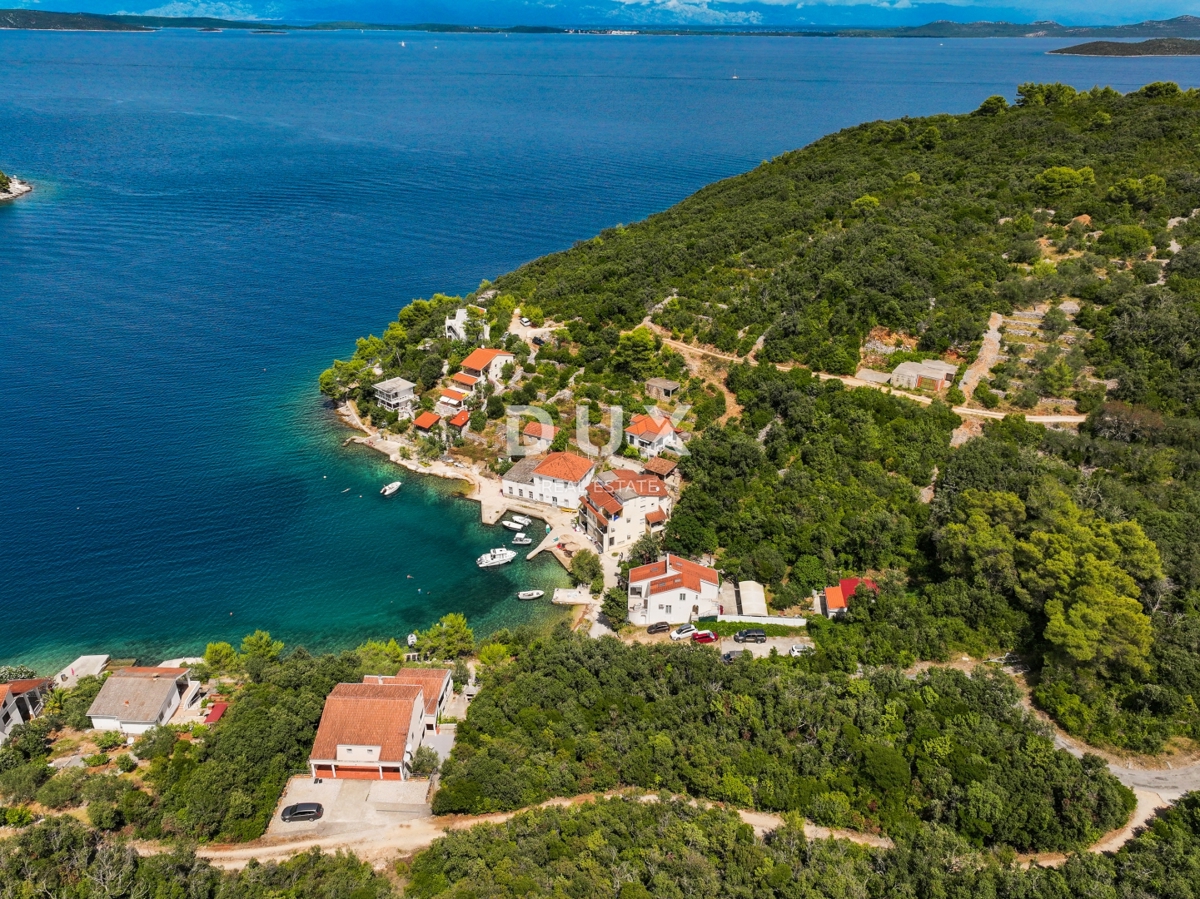 DUGI OTOK - gradbeno zemljišče prva vrsta do morja