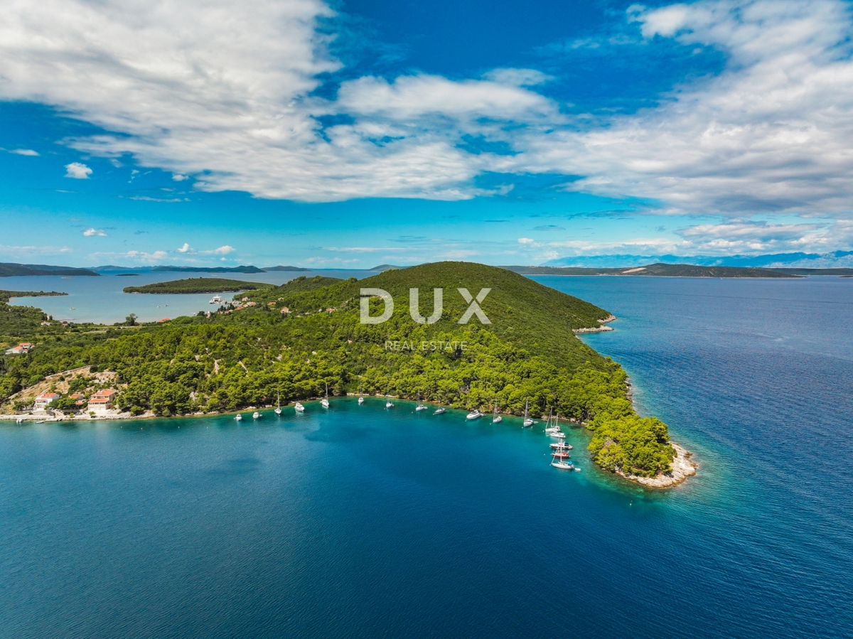 DUGI OTOK - gradbeno zemljišče prva vrsta do morja