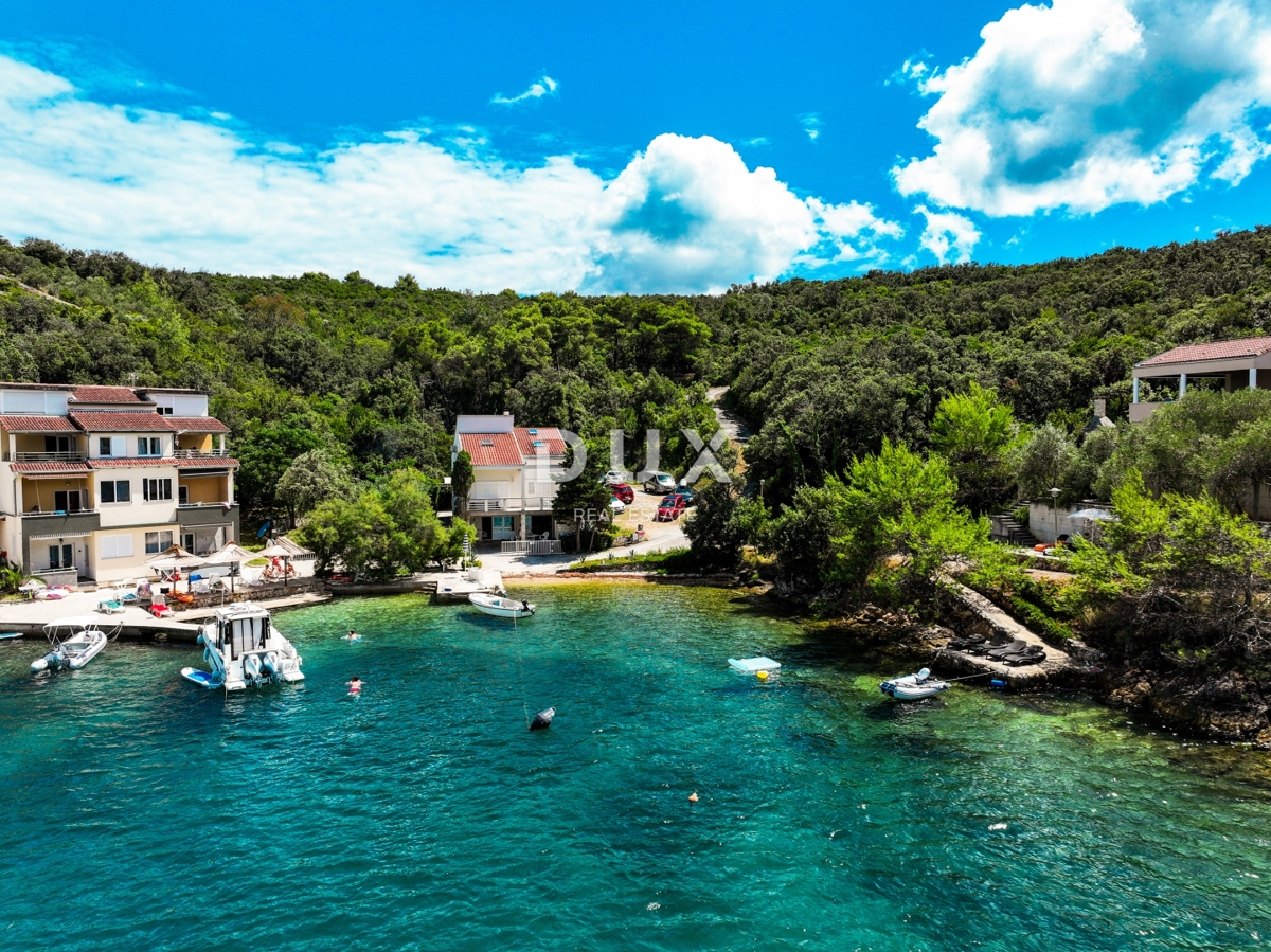 DUGI OTOK - gradbeno zemljišče prva vrsta do morja