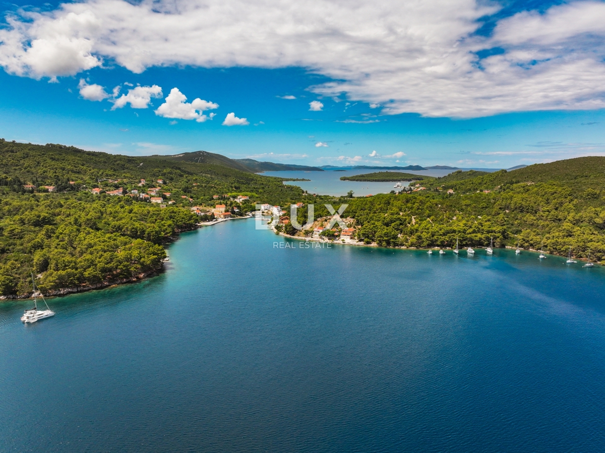 DUGI OTOK - gradbeno zemljišče prva vrsta do morja