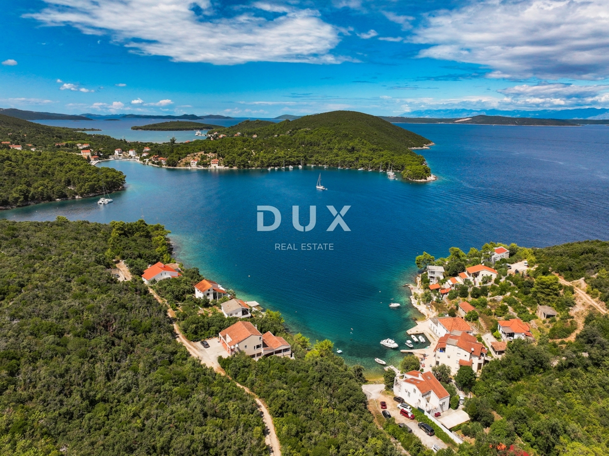 DUGI OTOK - gradbeno zemljišče prva vrsta do morja
