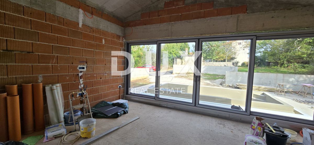 ISTRA, BARBAN - Hiša z dvema bazenoma na robu vasi