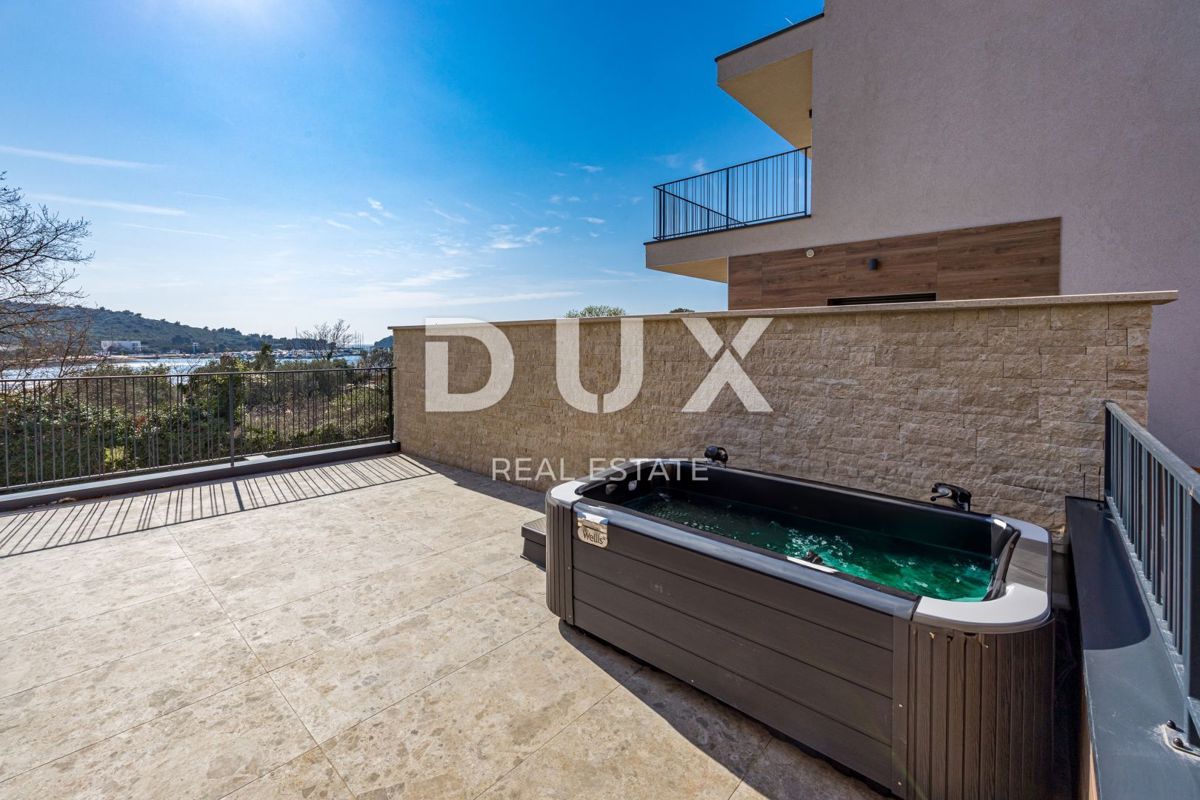 ISTRA, BANJOLE - Sodobna vila dvojček ob morju!