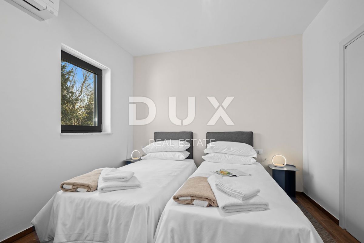 ISTRA, BANJOLE - Sodobna vila dvojček ob morju!