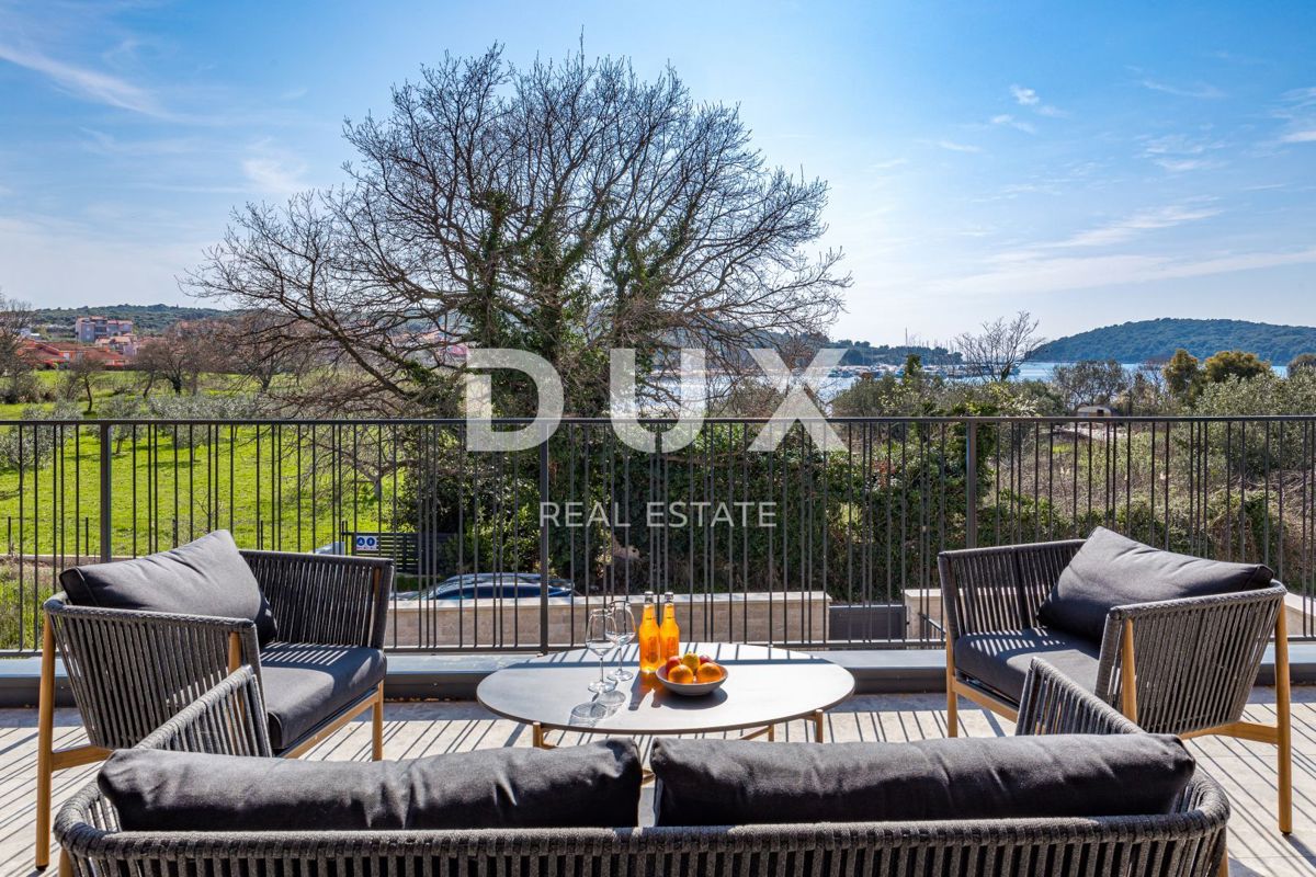 ISTRA, BANJOLE - Sodobna vila dvojček ob morju!