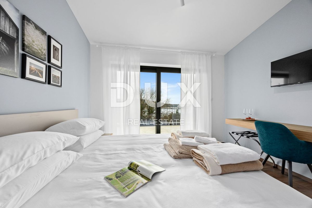 ISTRA, BANJOLE - Sodobna vila dvojček ob morju!