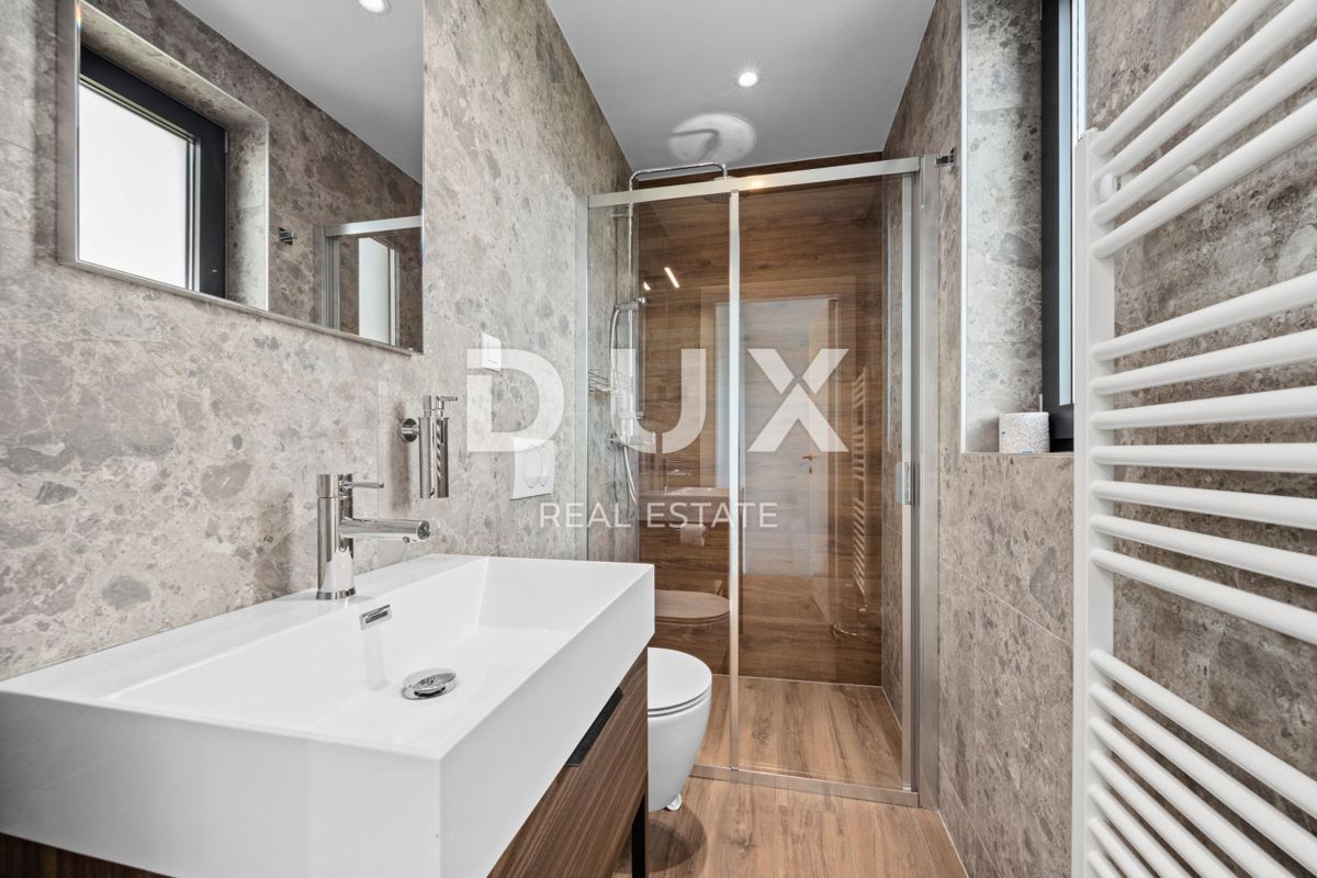 ISTRA, BANJOLE - Sodobna vila dvojček ob morju!