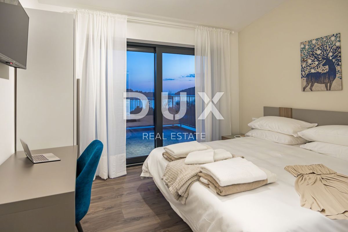 ISTRA, BANJOLE - Sodobna vila dvojček ob morju!