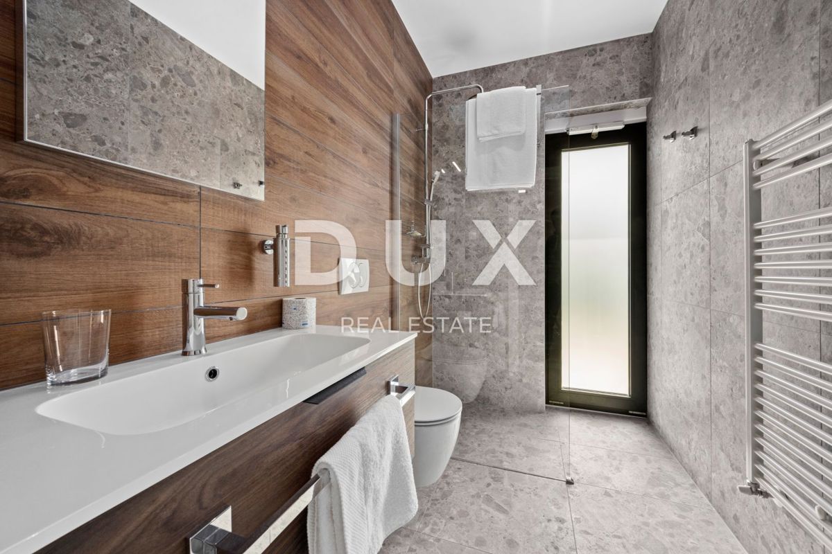 ISTRA, BANJOLE - Sodobna vila dvojček ob morju!