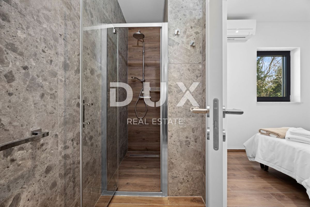 ISTRA, BANJOLE - Sodobna vila dvojček ob morju!