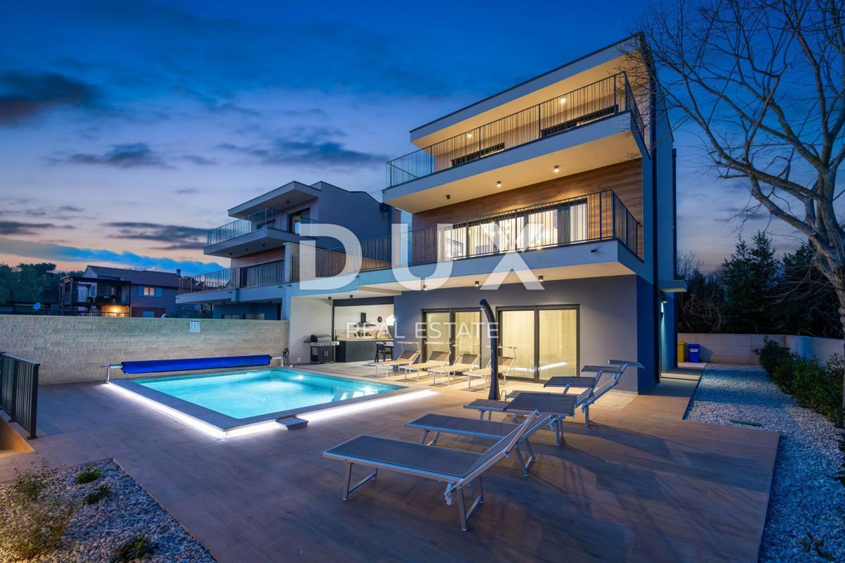 ISTRA, BANJOLE - Sodobna vila dvojček ob morju!