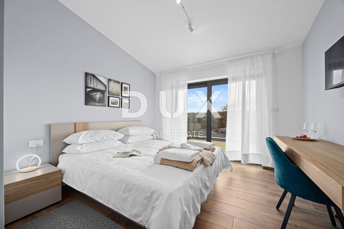 ISTRA, BANJOLE - Sodobna vila dvojček ob morju!