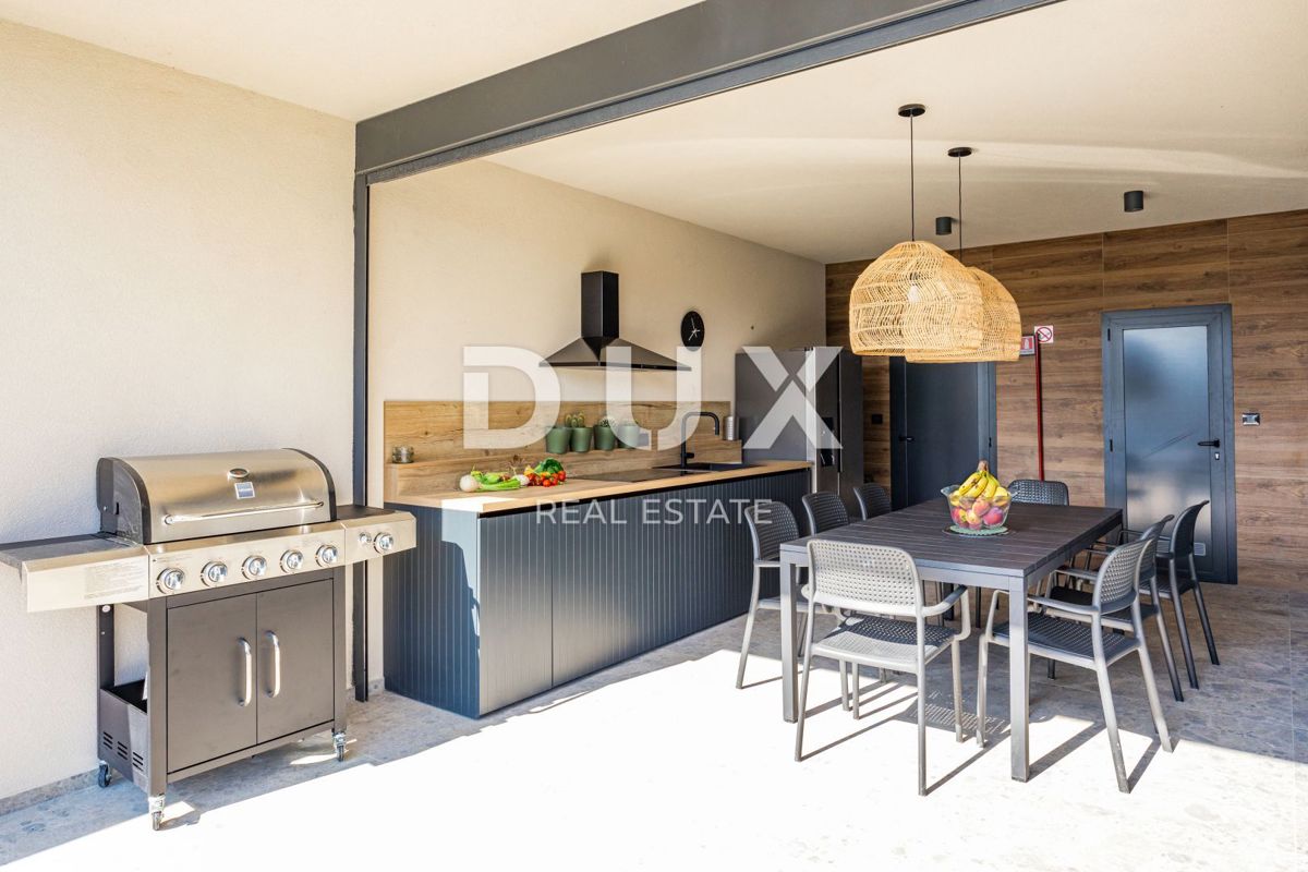 ISTRA, BANJOLE - Sodobna vila dvojček ob morju!