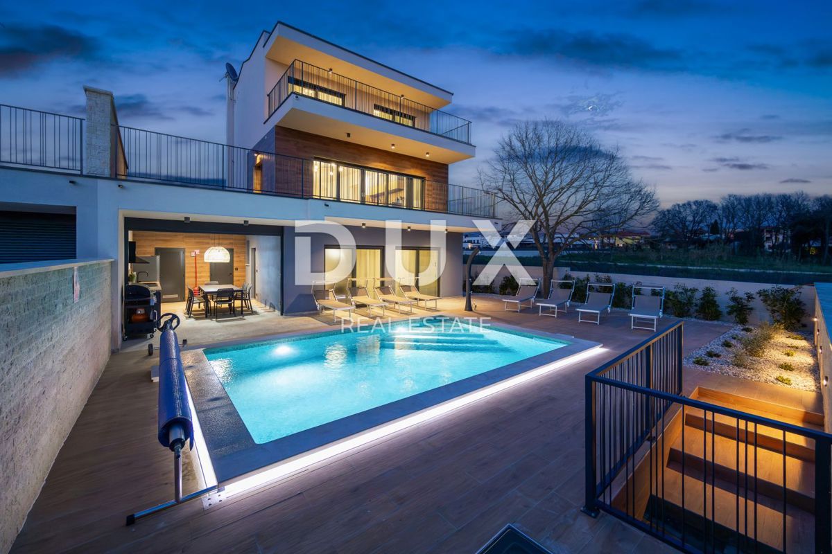 ISTRA, BANJOLE - Sodobna vila dvojček ob morju!