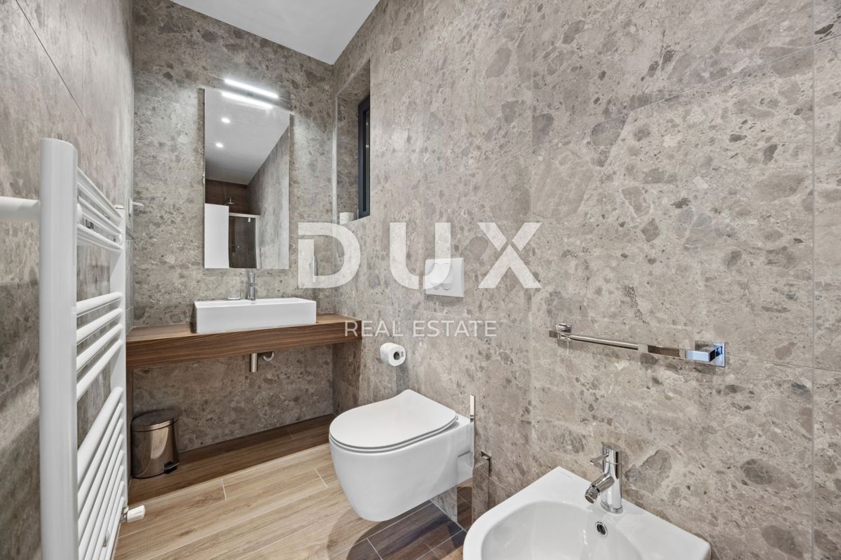 ISTRA, BANJOLE - Sodobna vila dvojček ob morju!