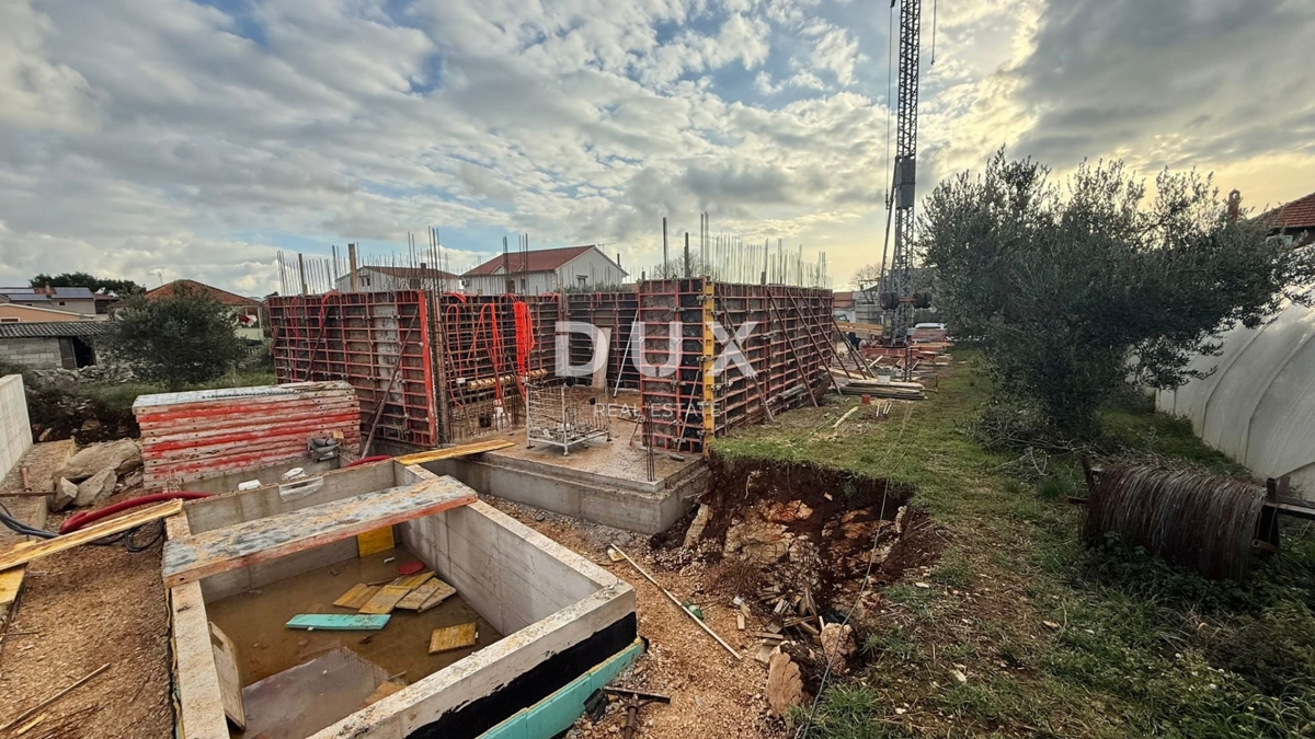 ZADAR, PAKOŠTANE - Novozgrajeno stanovanje z vrtom in bazenom!