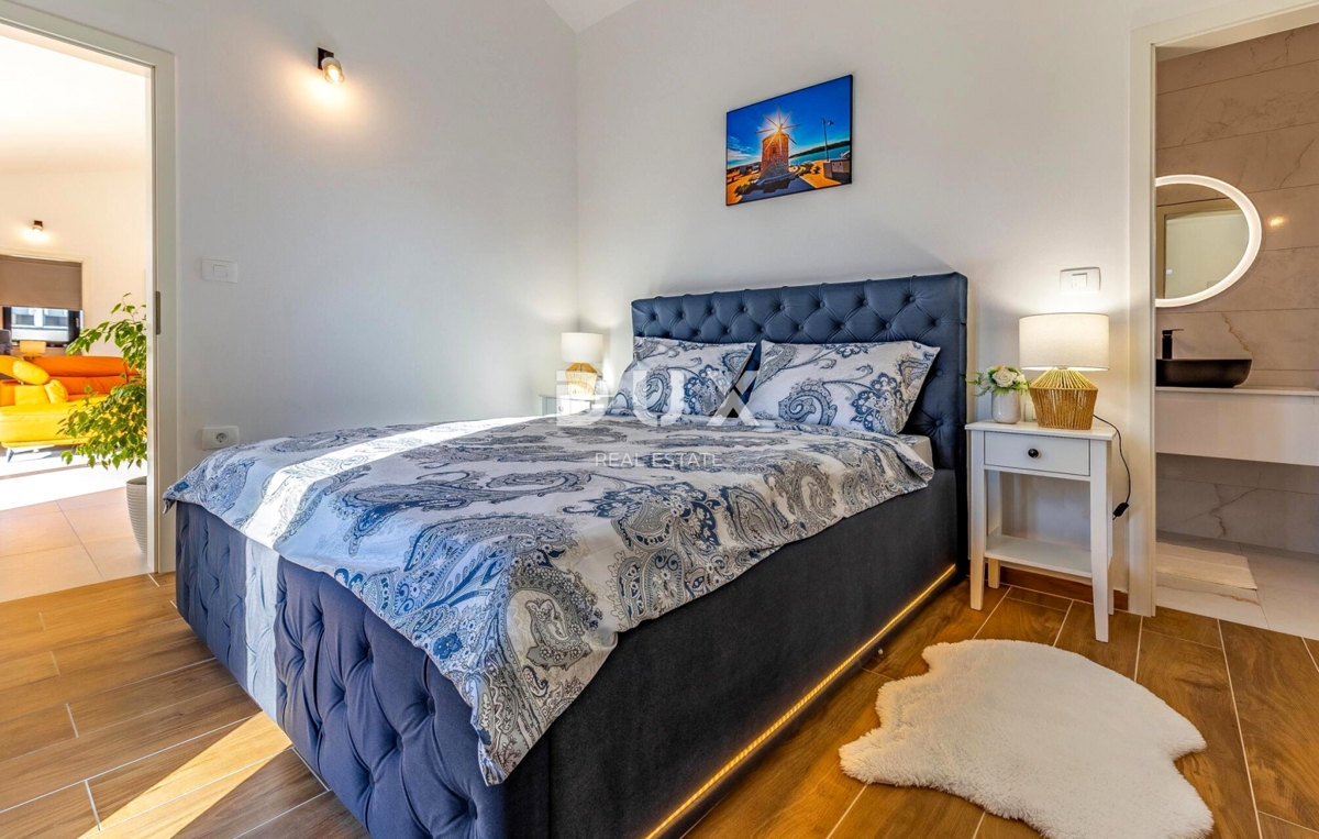 ISTRA, MARČANA - Hiša z bazenom na robu vasi