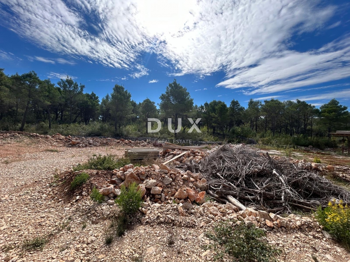 ŠIBENIK, DUBRAVA PRI ŠIBENIKU - zazidljivo zemljišče 1000 m2 - idealno za družinsko hišo/vilo! PRILOŽNOST!