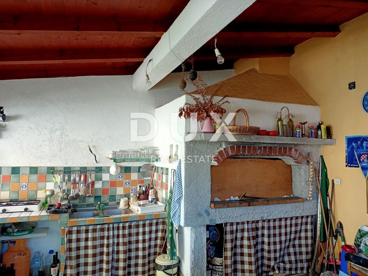 PAKOŠTANE - Prostorna hiša s tremi apartmaji