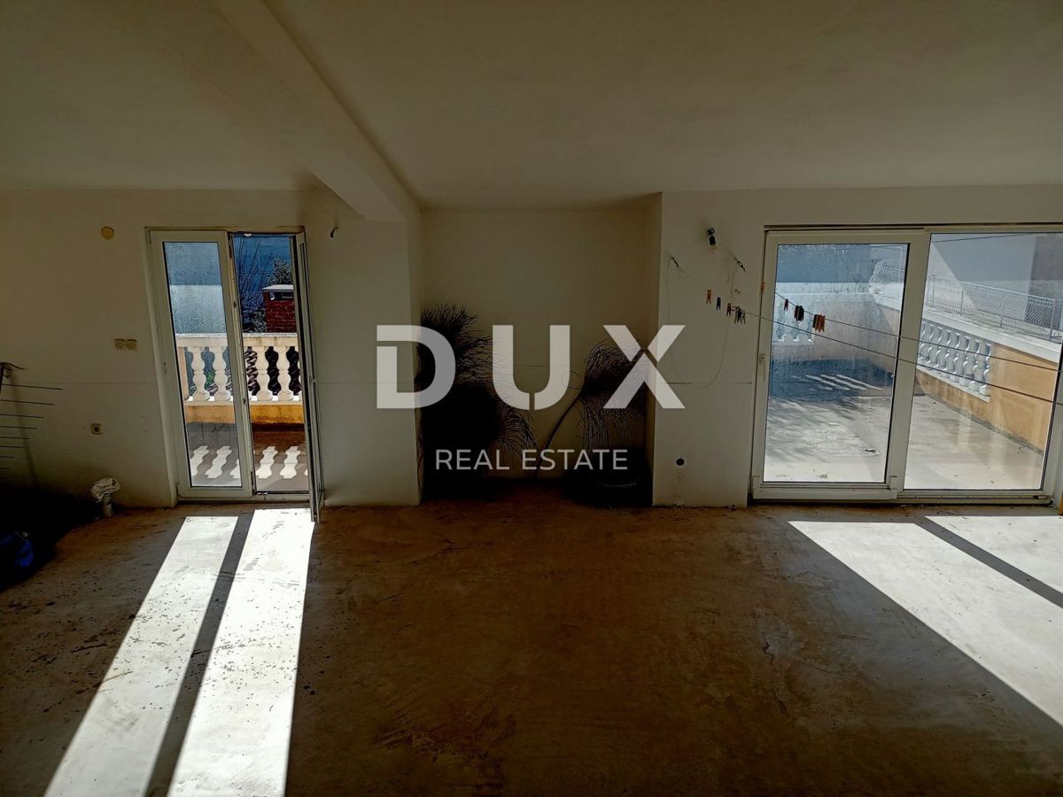 PAKOŠTANE - Prostorna hiša s tremi apartmaji