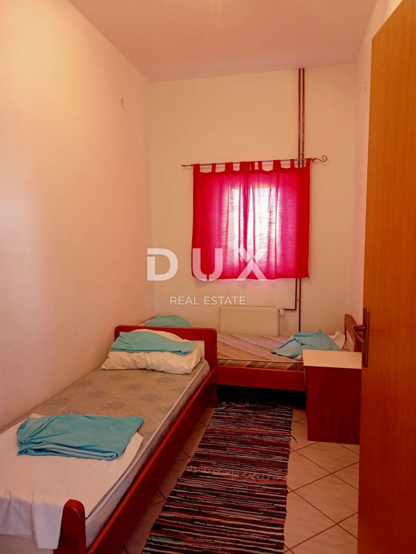 PAKOŠTANE - Prostorna hiša s tremi apartmaji