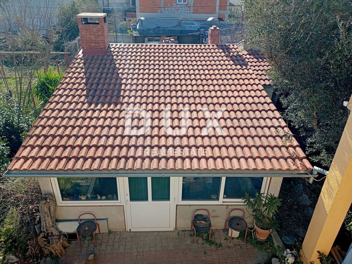 PAKOŠTANE - Prostorna hiša s tremi apartmaji