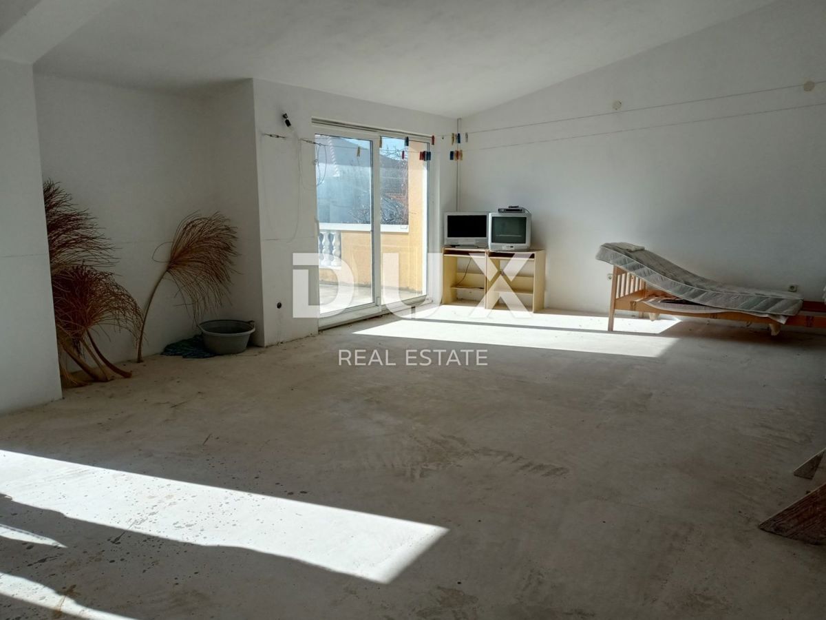 PAKOŠTANE - Prostorna hiša s tremi apartmaji