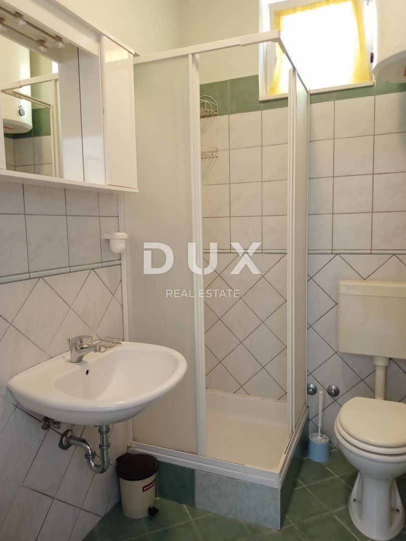 PAKOŠTANE - Prostorna hiša s tremi apartmaji