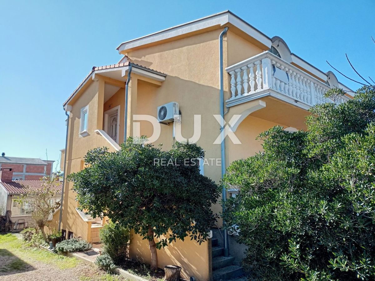 PAKOŠTANE - Prostorna hiša s tremi apartmaji