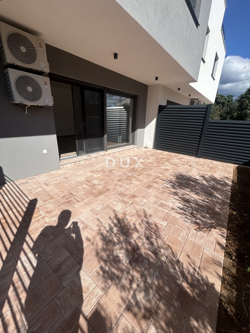 ŠIBENIK, VODICE - Ekskluzivno trietažno stanovanje v bližini plaže s spektakularnim pogledom na morje