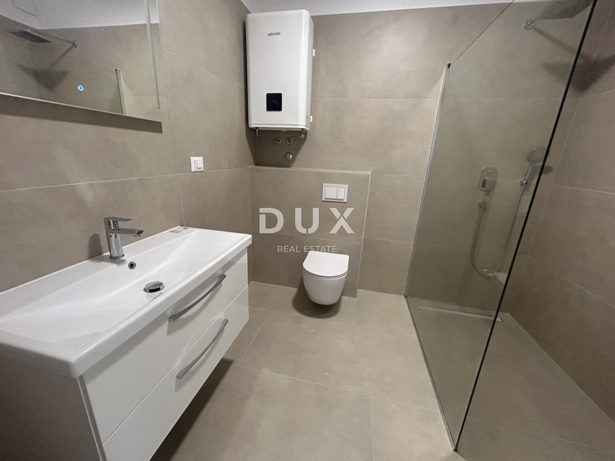 ŠIBENIK, VODICE - Ekskluzivno trietažno stanovanje v bližini plaže s spektakularnim pogledom na morje