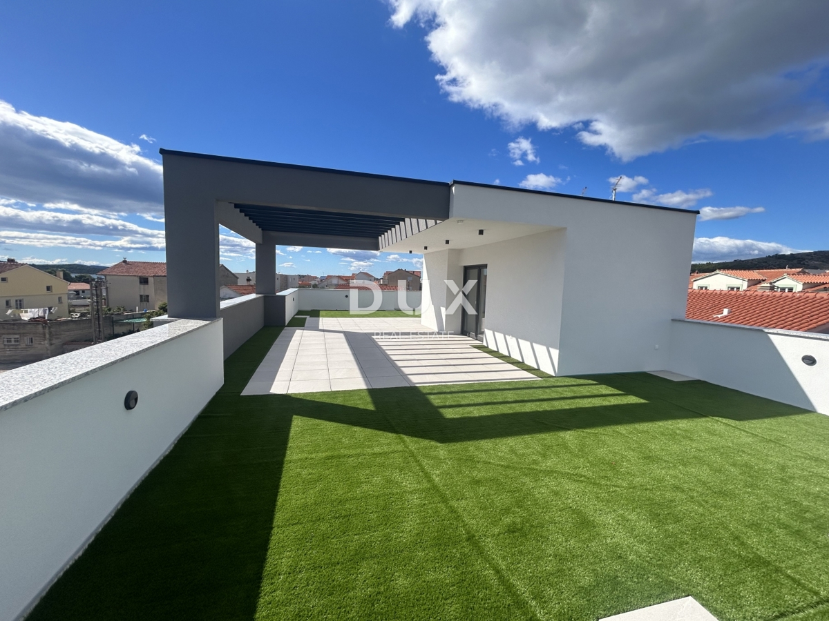 ŠIBENIK, VODICE - Ekskluzivno trietažno stanovanje v bližini plaže s spektakularnim pogledom na morje