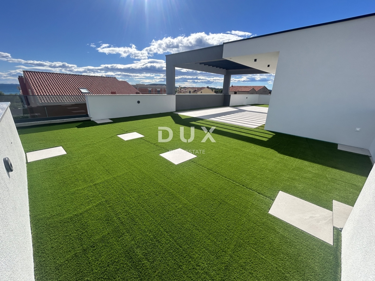 ŠIBENIK, VODICE - Ekskluzivno trietažno stanovanje v bližini plaže s spektakularnim pogledom na morje