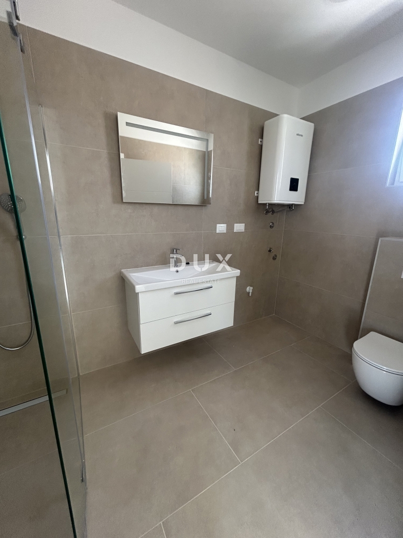 ŠIBENIK, VODICE - Ekskluzivno trietažno stanovanje v bližini plaže s spektakularnim pogledom na morje