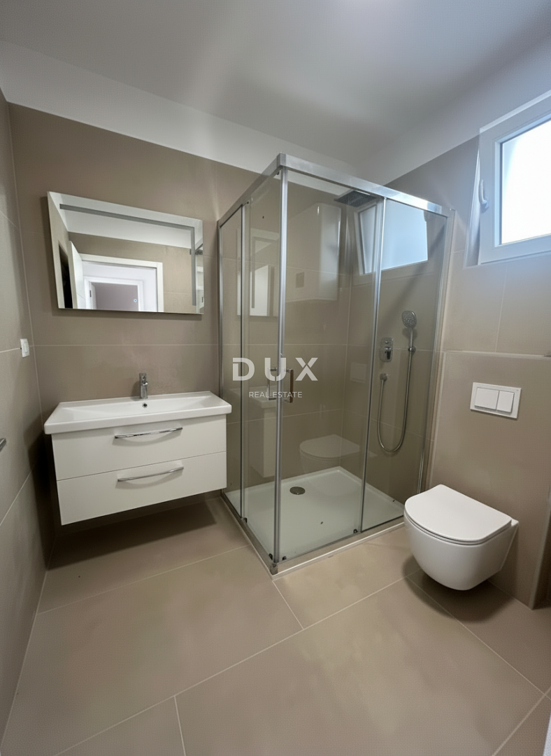 ŠIBENIK, VODICE - Ekskluzivno trietažno stanovanje v bližini plaže s spektakularnim pogledom na morje