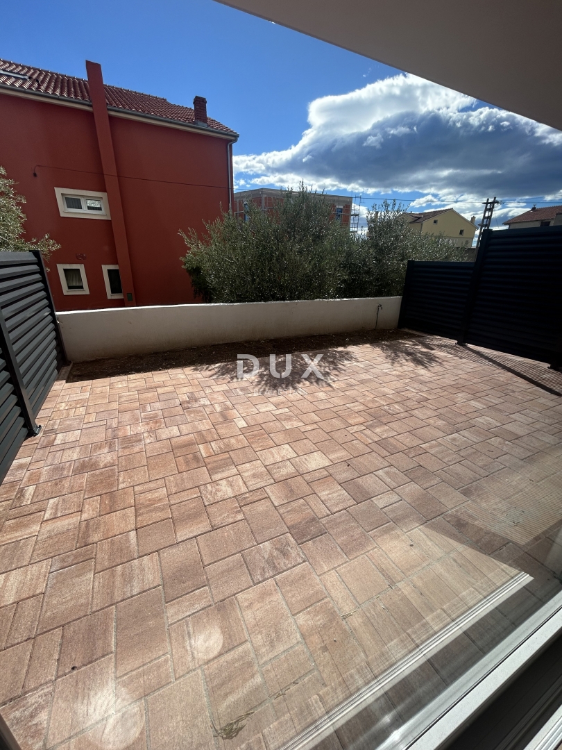 ŠIBENIK, VODICE - Ekskluzivno trietažno stanovanje v bližini plaže s spektakularnim pogledom na morje