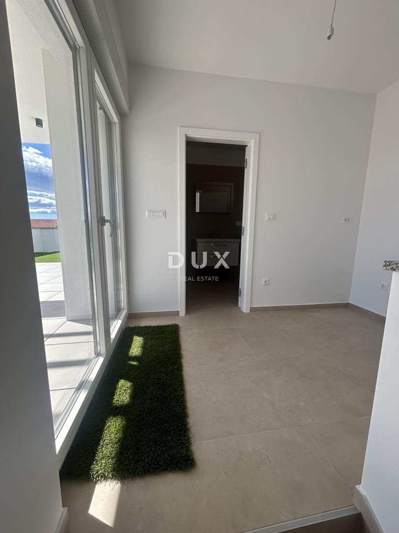 ŠIBENIK, VODICE - Ekskluzivno trietažno stanovanje v bližini plaže s spektakularnim pogledom na morje