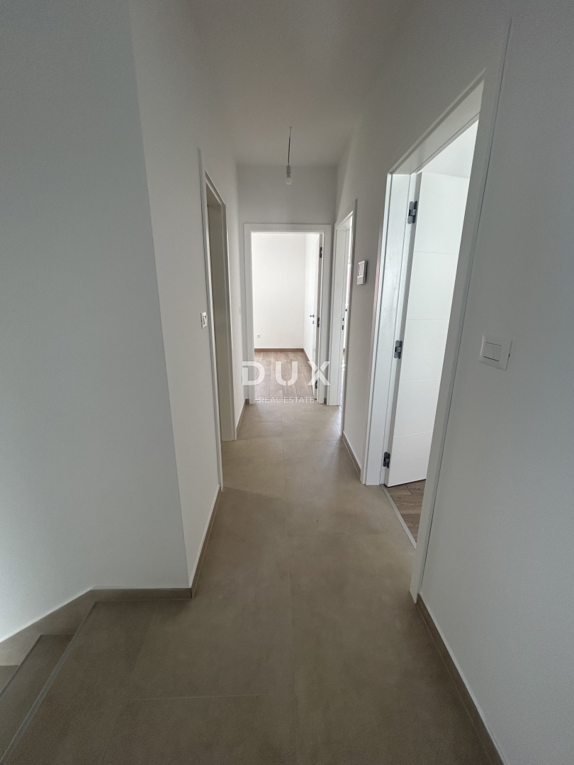 ŠIBENIK, VODICE - Ekskluzivno trietažno stanovanje v bližini plaže s spektakularnim pogledom na morje