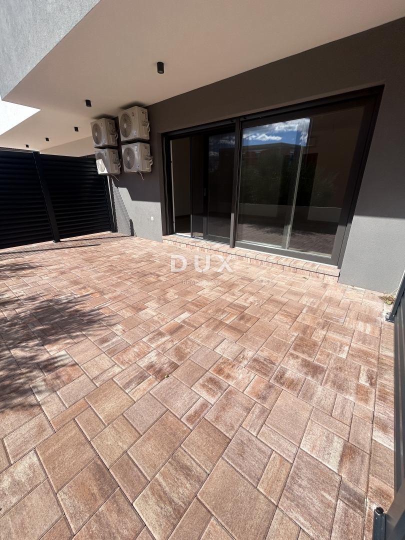 ŠIBENIK, VODICE - Ekskluzivno trietažno stanovanje v bližini plaže s spektakularnim pogledom na morje