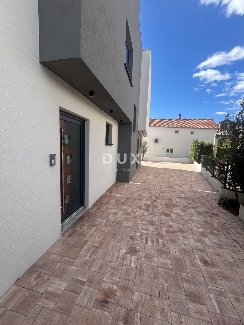 ŠIBENIK, VODICE - Ekskluzivno trietažno stanovanje v bližini plaže s spektakularnim pogledom na morje