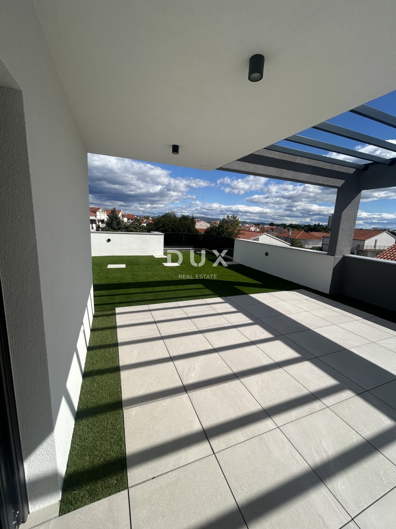 ŠIBENIK, VODICE - Ekskluzivno trietažno stanovanje v bližini plaže s spektakularnim pogledom na morje