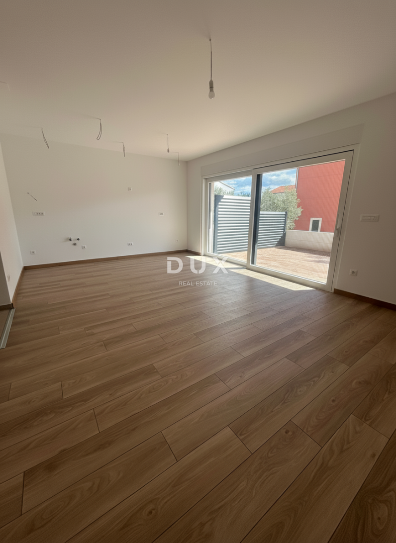 ŠIBENIK, VODICE - Ekskluzivno trietažno stanovanje v bližini plaže s spektakularnim pogledom na morje