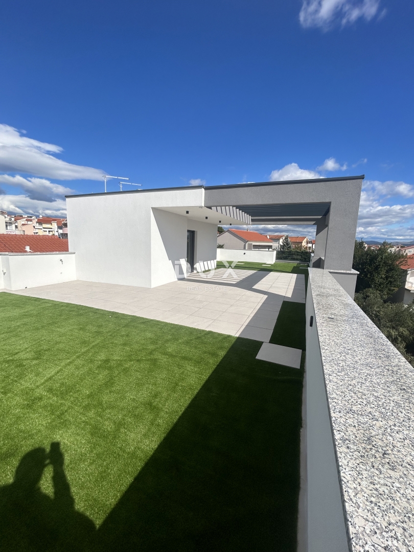 ŠIBENIK, VODICE - Ekskluzivno trietažno stanovanje v bližini plaže s spektakularnim pogledom na morje