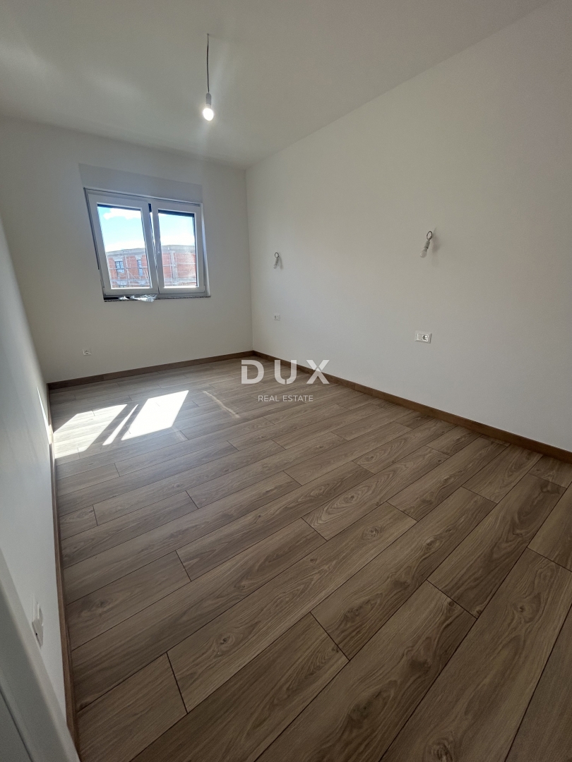 ŠIBENIK, VODICE - Ekskluzivno trietažno stanovanje v bližini plaže s spektakularnim pogledom na morje