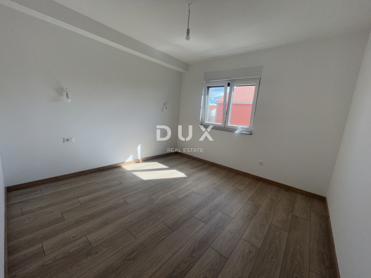 ŠIBENIK, VODICE - Ekskluzivno trietažno stanovanje v bližini plaže s spektakularnim pogledom na morje