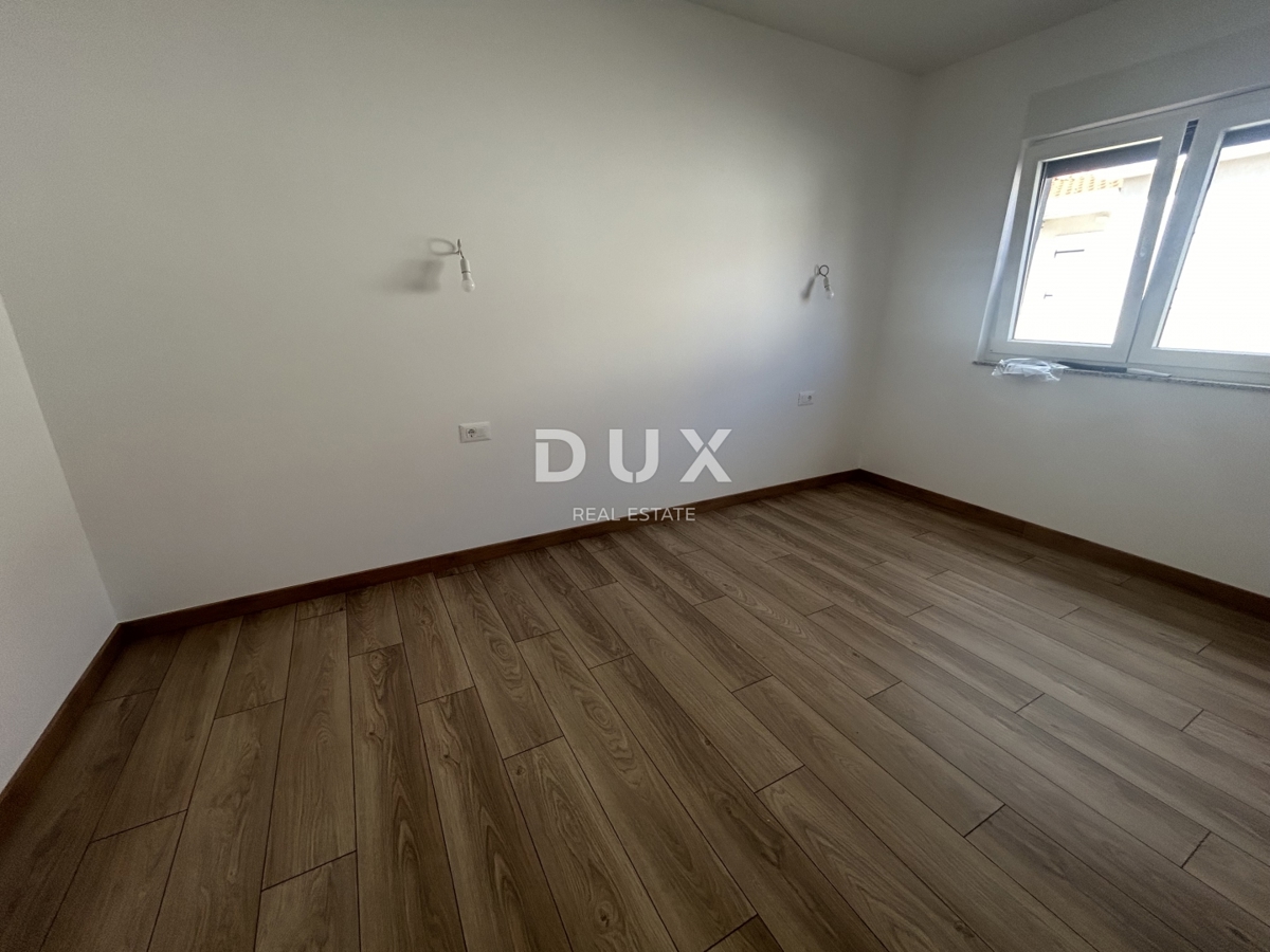 ŠIBENIK, VODICE - Ekskluzivno trietažno stanovanje v bližini plaže s spektakularnim pogledom na morje