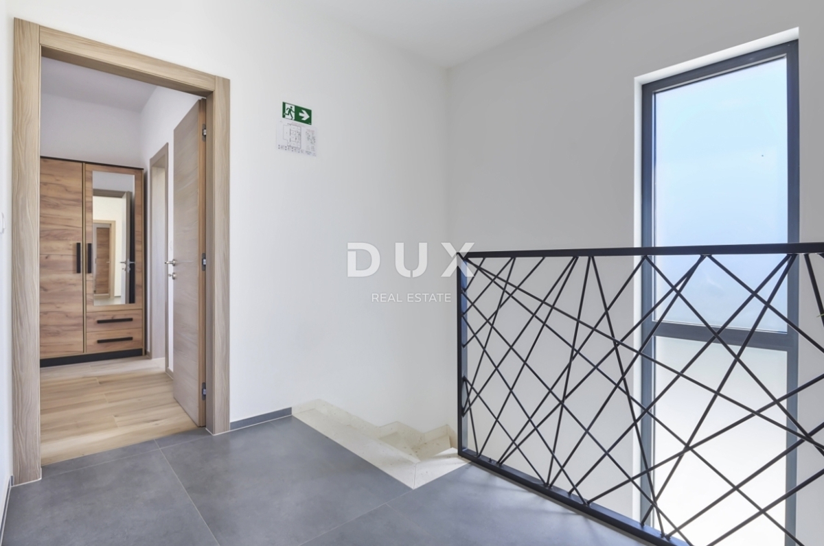 ISTRA, LOBORIKA - Hiša z bazenom v bližini Pule!