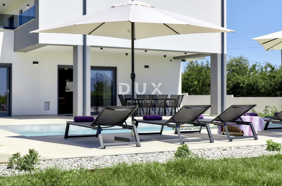 ISTRA, LOBORIKA - Hiša z bazenom v bližini Pule!